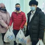 Ноябрьские волонтеры доставили продуктовые наборы школьникам города