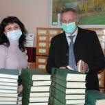 Секретарь Стародубского местного отделения партии передал библиотеке книги из личного архива