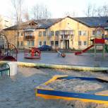 Депутаты-единороссы оценили качество благоустройства спортивно-игровой зоны в поселке Строитель