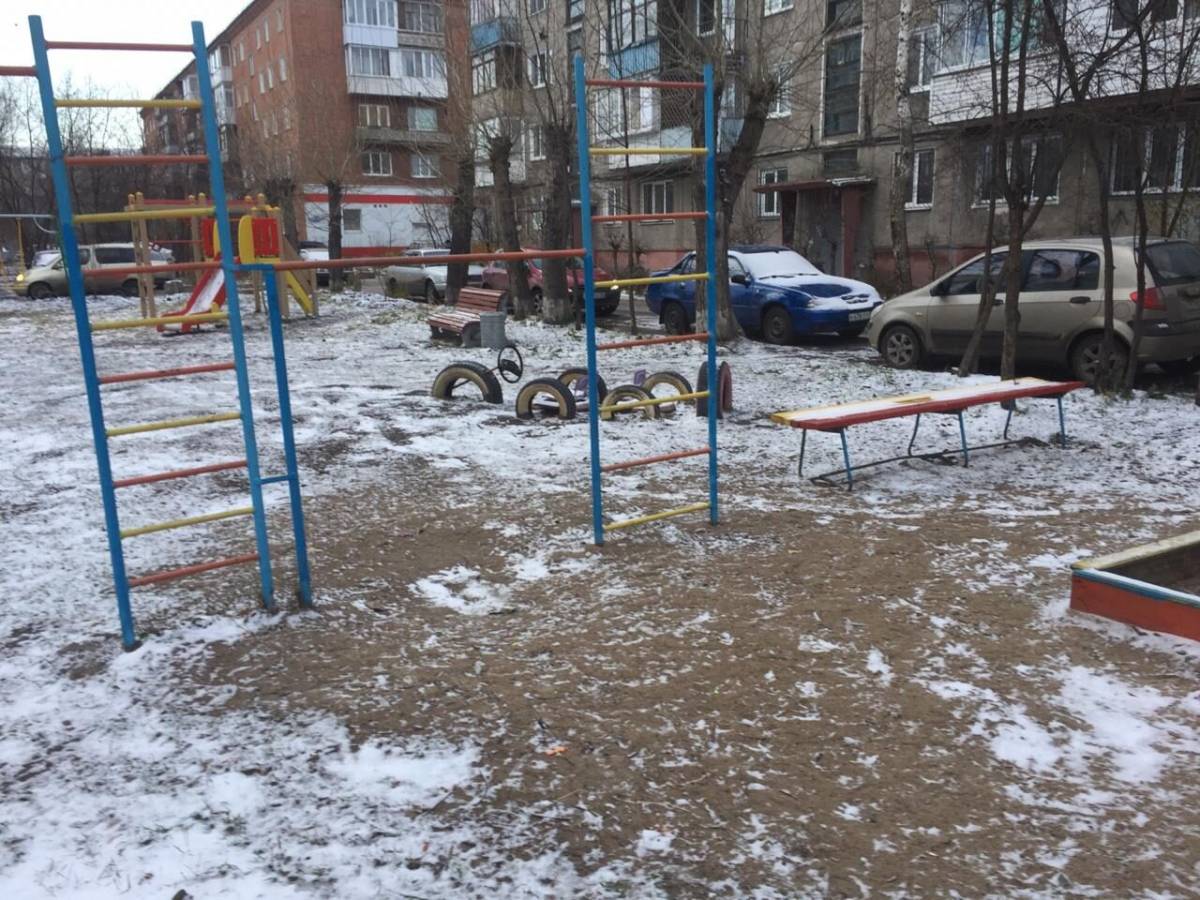 В Омске во дворе многоквартирного дома установили детскую площадку