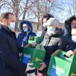 Александр Пешиков передал продуктовые наборы кантемировским врачам