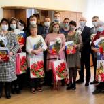 Левобережные единороссы поздравили жительниц района с Днем матери