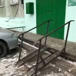 Депутат «Единой России» помог установить перила в подъезде для томича на инвалидной коляске