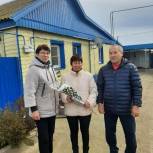 Единороссы Приютненского района поздравили многодетных матерей