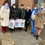 Новошахтинские волонтеры поздравили врачей городского ковидного госпиталя с Днем народного единства