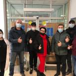 Единороссы Нягани передали в ковидный госпиталь наборы одноразовой посуды