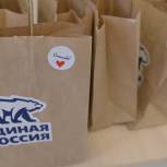 Великолукские волонтеры дарили медикам маленькие радости