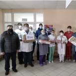 Единороссы Кавказского района приехали в ЦРБ поддержать медиков