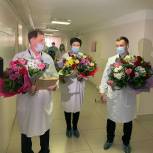 Новосибирские депутаты-единороссы поздравили женщин, ставших мамами в День матери