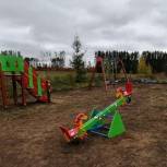 Новые детские площадки появились в деревнях Алнашского района благодаря конкурсу «первичек» «Единой России»