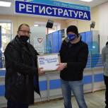 Единороссы Лев-Толстовского района передали врачам больницы 500 халатов и 100 аэрозолей для дезинфекции