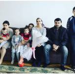 Депутат Заур Расулов поздравил  с праздником многодетную мать из Каспийска