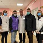 Молодогвардейцы передали медицинскому персоналу Окружной больницы Костромского округа №2 сладкие подарки