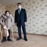 Депутат Илья Антипкин передал ключи и документы на жилплощадь семье инвалидов из Тамбова