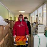 В Бийске Татьяна Ильюченко передала врачам ковидного госпиталя коробки с мандаринами, чай и сладости