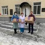 Более 10 000 комплектов одноразовой посуды волонтёры «Единой России» передали в медицинское учреждение