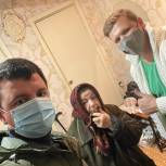 Партийцы «Единой России» привезли продукты пожилой женщине на самоизоляции