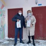Партийцы Муравленко доставили горожанам медикаменты для лечения ОРВИ