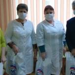 Депутаты регионального парламента передали работникам районных больниц продуктовые наборы к чаю