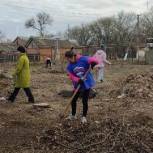 Яшалтинские партийцы организовали субботник