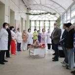 Депутаты «Единой России» передали сладкие подарки коллективу института акушерства и педиатрии в Ростове-на-Дону