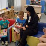 Активисты «Единой России» передали подарки в реабилитационный центр для детей