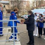 Воскресенские партийцы и молодогвардейцы поздравили коллектив станции Скорой помощи с Днем народного единства