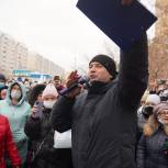 «Горожане хотят здесь сквер!»: жители микрорайонов МЖК и Плющихинский выступили против строительства торгового павильона