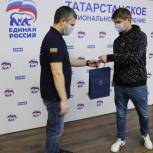 «Единая Россия» передала топливные карты волонтерам и медикам в Татарстане и Чувашии