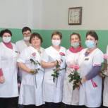 В Малосердобинском районе активисты партии поздравили с Днем матери работниц участковой больницы