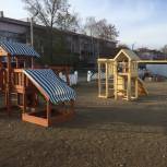 В Домбаровском партийцы установили новую детскую площадку