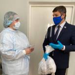 Депутат «Единой России» Сергей Струченко доставил на дом лекарства больным коронавирусной инфекцией