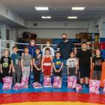 Юные спортсмены поздравили тренера с праздником