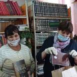 Единороссы передали книги Эмековской сельской библиотеке