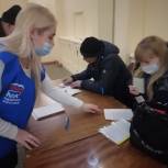 В Еманжелинском районе волонтеры «Единой России» помогают медикам на пункте вакцинации