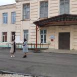 Виктория Костенко осмотрела школьный двор в Екатериновке, отремонтированный по программе фракции «Единая Россия»