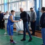 Динар Курманов вручил юным спортсменам Крутинского района баскетбольные мячи, спортивную форму и рюкзаки