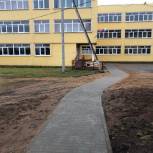 Дорожку к Хиславичской школе выложили брусчаткой