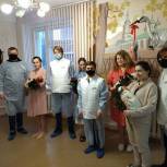 Молодогвардейцы вместе с депутатом Александром Дубовым поздравили с Днем матери пациенток Костромского роддома