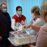 В Волгограде волонтеры поздравили детских врачей с профессиональным праздником