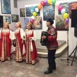Единороссы поздравили северо-запад Москвы с Днём матери