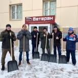 Губкинские единороссы помогли организациям инвалидов и ветеранов  очистить территории от снега