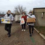 Добровольцы Волонтерского центра передали врачам Грачевской районной больницы сладкие угощения