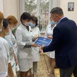 Волонтёры «Единой России» передали ещё один сертификат на оплату услуг такси чебоксарским медикам