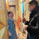 Александр Бондаренко передал продуктовый набор пенсионерке Ленинского района