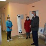 Касторенские единороссы в рамках работы волонтерского центра партии передали врачам одноразовые маски и халаты