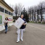 Активисты «Единой России» привезли средства защиты и медоборудование в больницы и социальные учреждения по всей стране