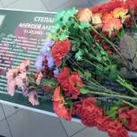 «Парту Героя» в честь погибшего в спецоперации Алексея Степанова открыли в средней школе №5 г. Охи