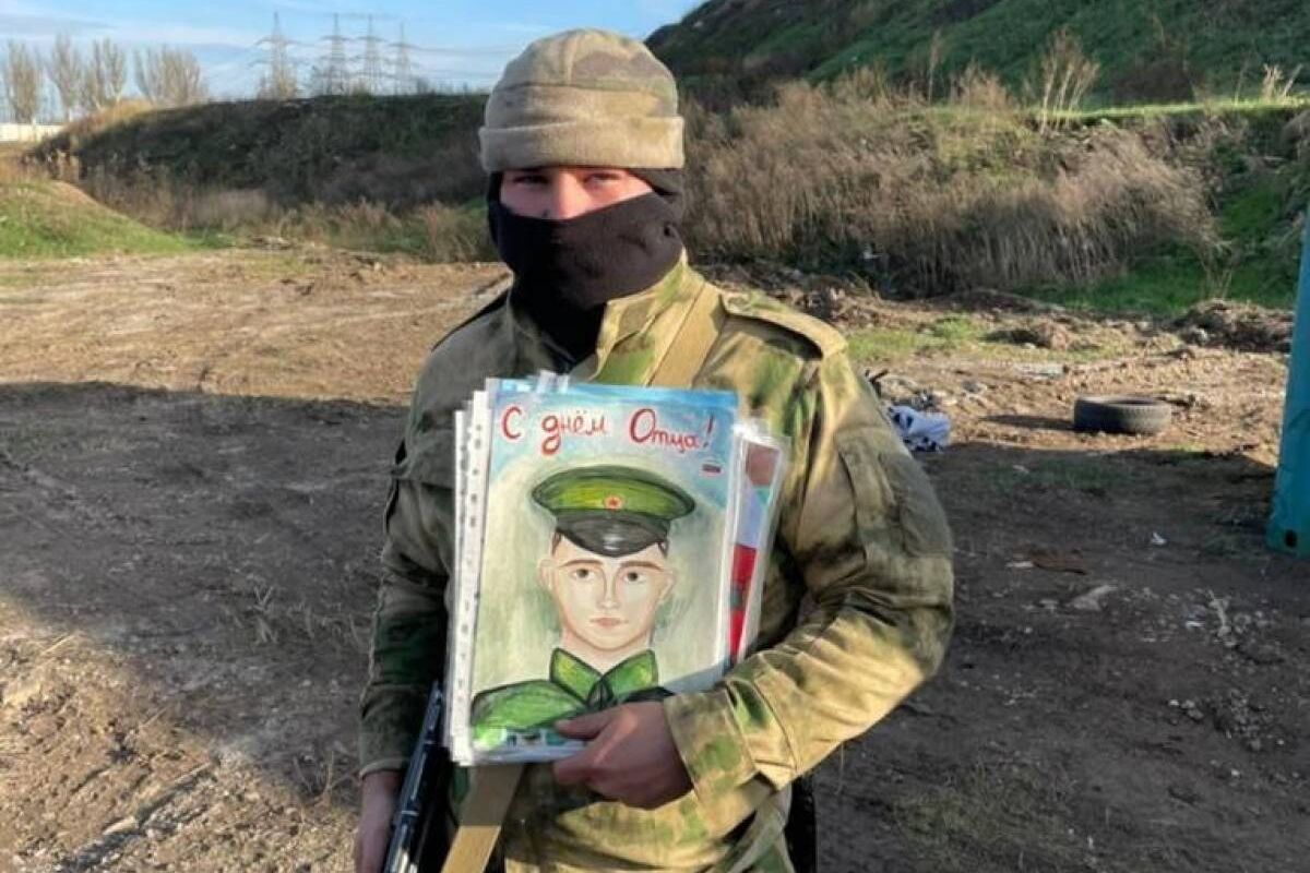 Российские военнослужащие, находящиеся в зоне боевых действий, получили рисунки от севастопольских детей