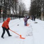 Активисты проекта «Единой России» очистили от снега и наледи территорию около школы и детсада в Смоленске